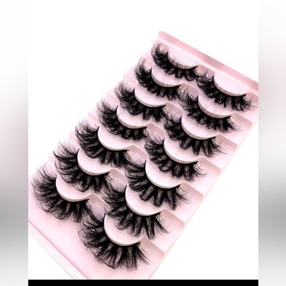 whispy eyelashes - Picture 1 of 1
